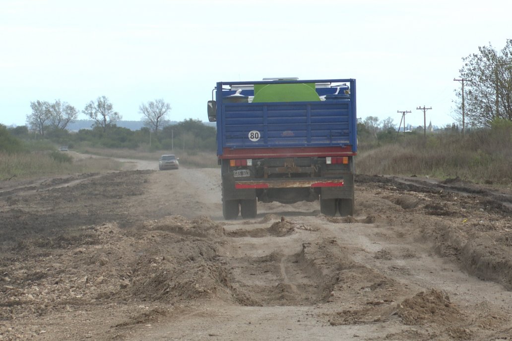 Masivo reclamo por mejoras al camino que une a Viale con Maciá en la intersección de las rutas 32 y 33