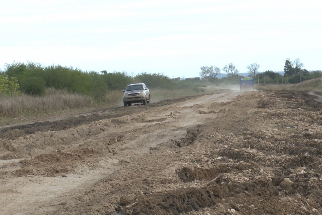 Masivo reclamo por mejoras al camino que une a Viale con Maciá en la intersección de las rutas 32 y 33