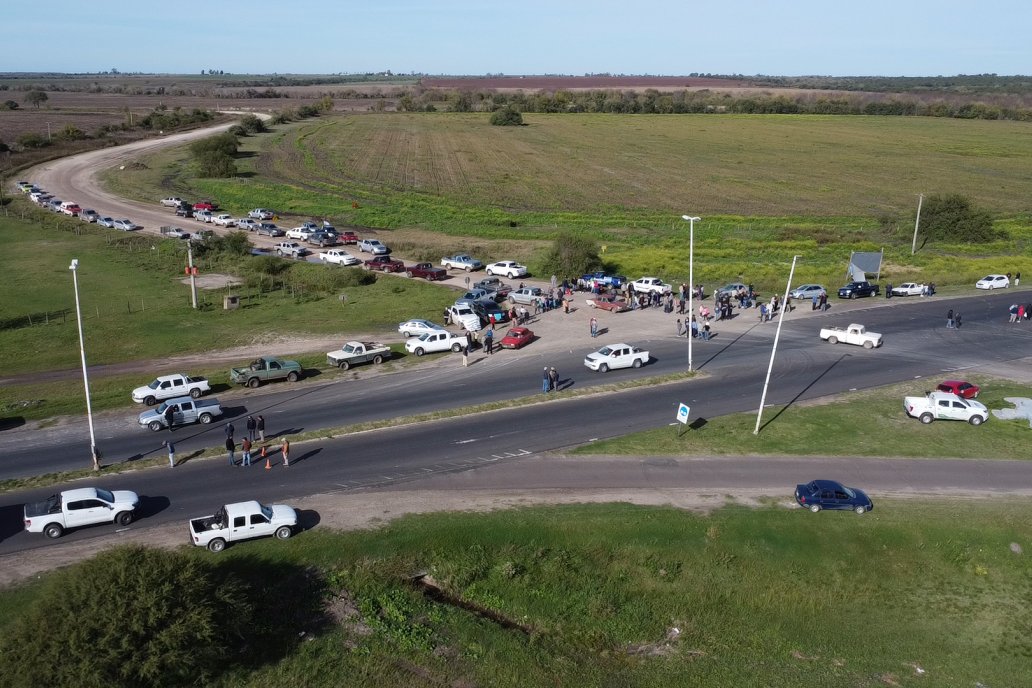 Masivo reclamo por mejoras al camino que une a Viale con Maciá en la intersección de las rutas 32 y 33