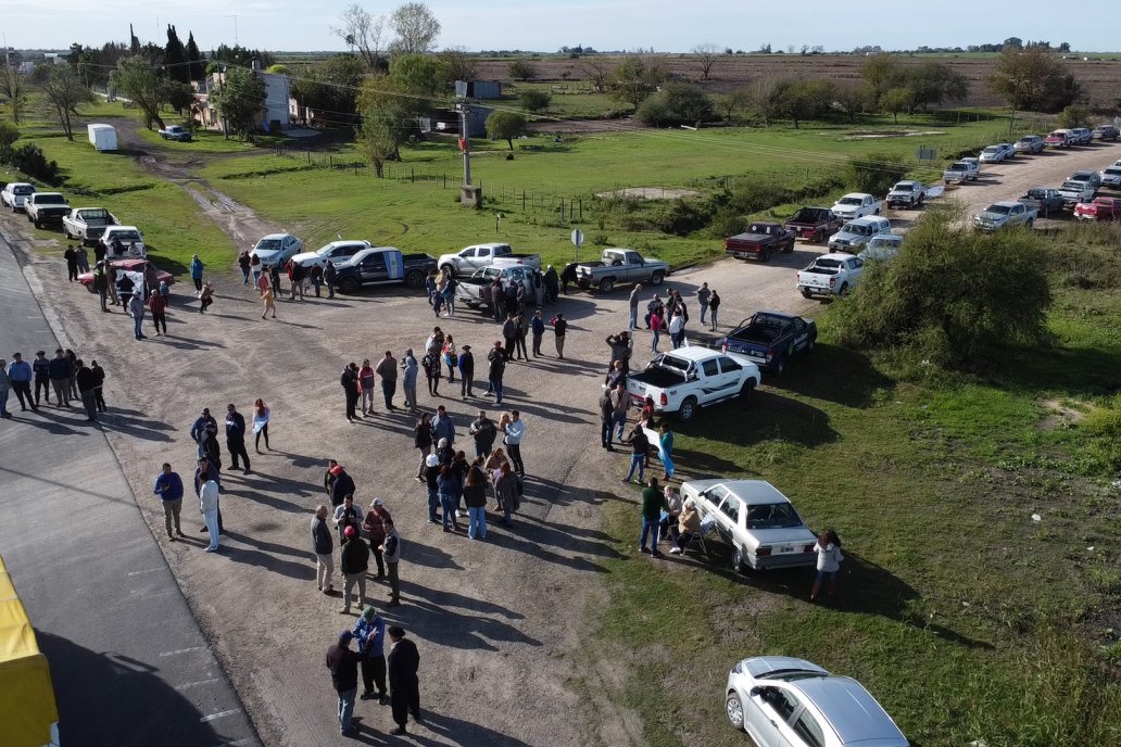 Masivo reclamo por mejoras al camino que une a Viale con Maciá en la intersección de las rutas 32 y 33