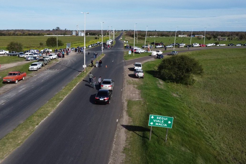 Masivo reclamo por mejoras al camino que une a Viale con Maciá en la intersección de las rutas 32 y 33