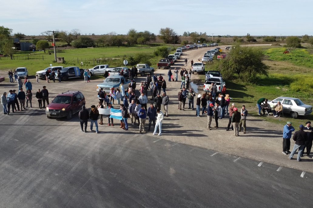 Masivo reclamo por mejoras al camino que une a Viale con Maciá en la intersección de las rutas 32 y 33