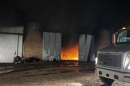 Incendio acabó con un galpón, dos trilladoras y un tractor