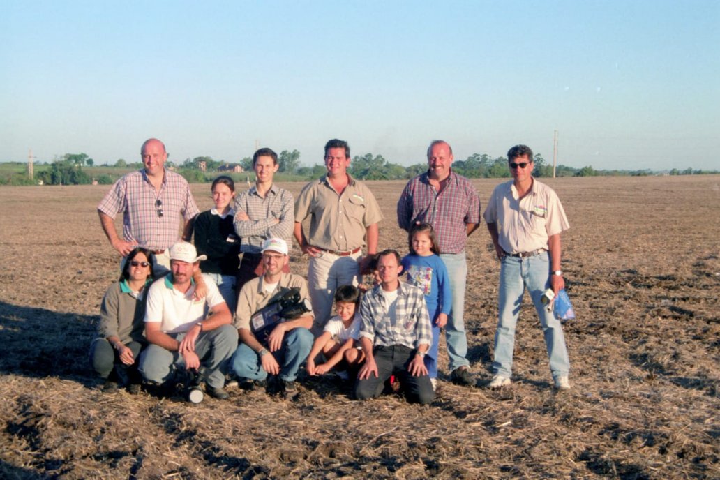 Gran parte del equipo de Campo en Acción, en una dinámica de 1998.