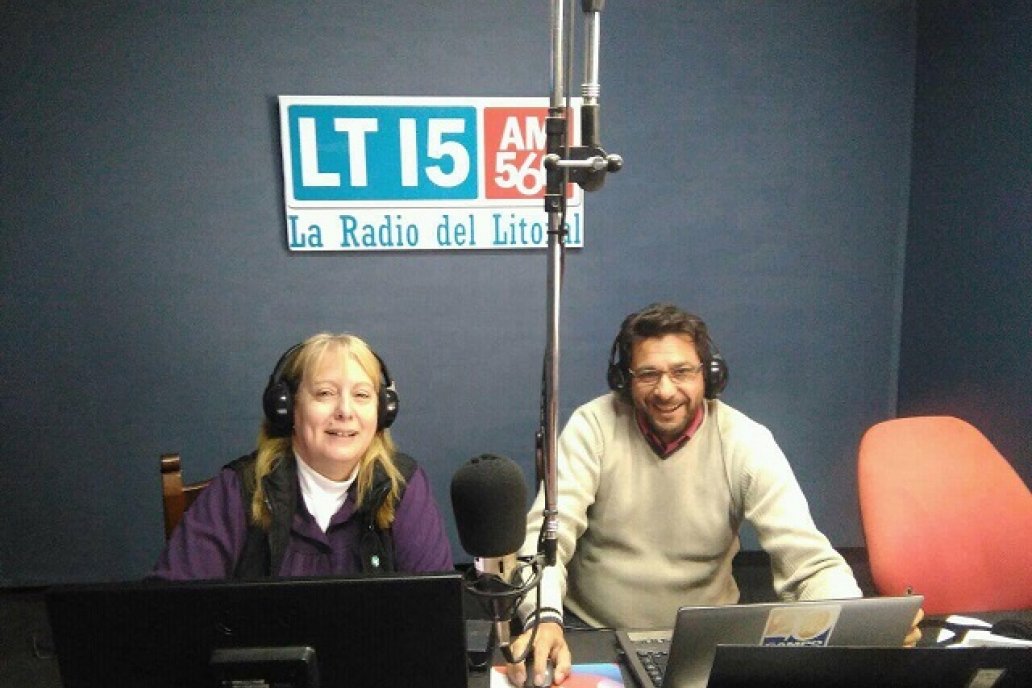 Cecilia Goyeneche y Daniel Aguilar en el envío radial cotidiano por LT15.