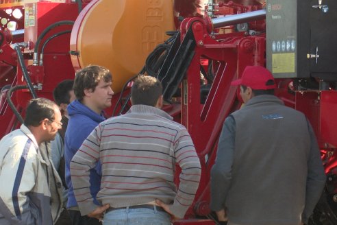 Jornada Dinámica a Campo en Larroque - E.Rios Maquinaria Agricolas - Presentación Sembradora Multiproposito Bertini 40.000