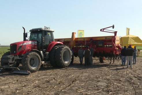 Jornada Dinámica a Campo en Larroque - E.Rios Maquinaria Agricolas - Presentación Sembradora Multiproposito Bertini 40.000