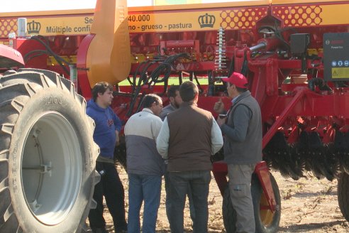 Jornada Dinámica a Campo en Larroque - E.Rios Maquinaria Agricolas - Presentación Sembradora Multiproposito Bertini 40.000