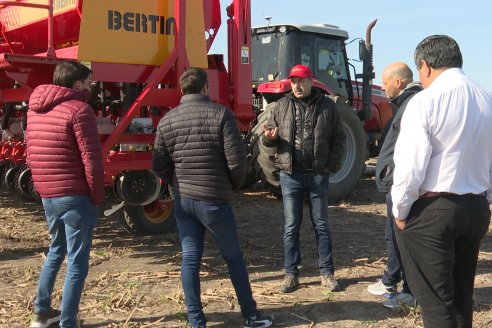 Jornada Dinámica a Campo en Larroque - E.Rios Maquinaria Agricolas - Presentación Sembradora Multiproposito Bertini 40.000