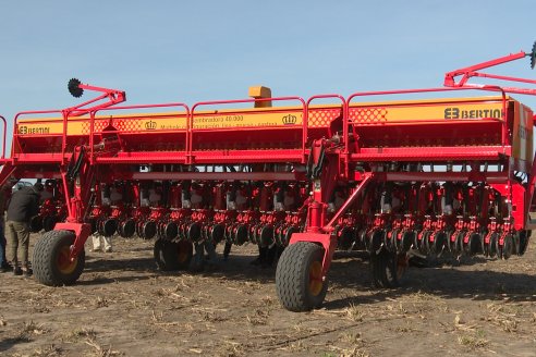 Jornada Dinámica a Campo en Larroque - E.Rios Maquinaria Agricolas - Presentación Sembradora Multiproposito Bertini 40.000