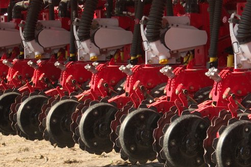 Jornada Dinámica a Campo en Larroque - E.Rios Maquinaria Agricolas - Presentación Sembradora Multiproposito Bertini 40.000