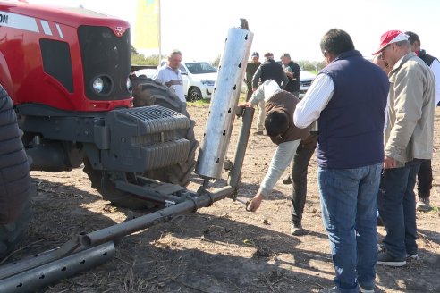 Jornada Dinámica a Campo en Larroque - E.Rios Maquinaria Agricolas - Presentación Sembradora Multiproposito Bertini 40.000