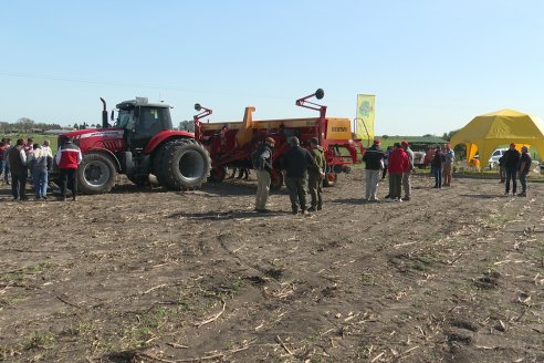 Jornada Dinámica a Campo en Larroque - E.Rios Maquinaria Agricolas - Presentación Sembradora Multiproposito Bertini 40.000