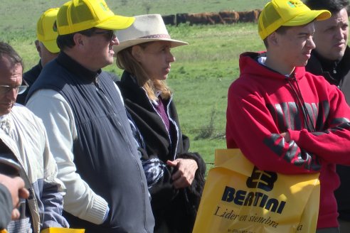 Jornada Dinámica a Campo en Larroque - E.Rios Maquinaria Agricolas - Presentación Sembradora Multiproposito Bertini 40.000