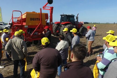 Jornada Dinámica a Campo en Larroque - E.Rios Maquinaria Agricolas - Presentación Sembradora Multiproposito Bertini 40.000