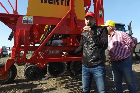 Jornada Dinámica a Campo en Larroque - E.Rios Maquinaria Agricolas - Presentación Sembradora Multiproposito Bertini 40.000