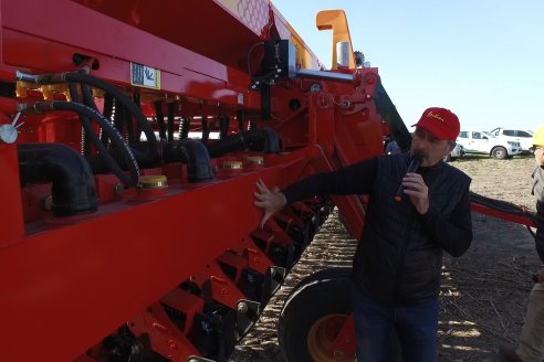 Jornada Dinámica a Campo en Larroque - E.Rios Maquinaria Agricolas - Presentación Sembradora Multiproposito Bertini 40.000