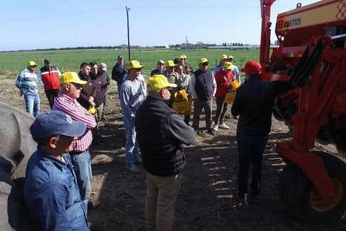 Jornada Dinámica a Campo en Larroque - E.Rios Maquinaria Agricolas - Presentación Sembradora Multiproposito Bertini 40.000