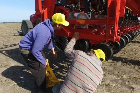 Jornada Dinámica a Campo en Larroque - E.Rios Maquinaria Agricolas - Presentación Sembradora Multiproposito Bertini 40.000