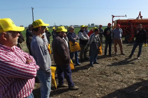 Jornada Dinámica a Campo en Larroque - E.Rios Maquinaria Agricolas - Presentación Sembradora Multiproposito Bertini 40.000