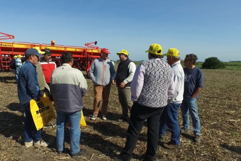 Jornada Dinámica a Campo en Larroque - E.Rios Maquinaria Agricolas - Presentación Sembradora Multiproposito Bertini 40.000