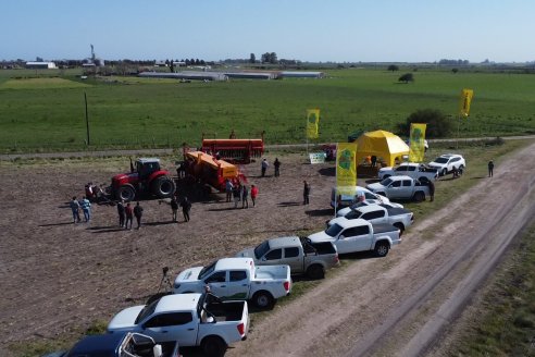 Jornada Dinámica a Campo en Larroque - E.Rios Maquinaria Agricolas - Presentación Sembradora Multiproposito Bertini 40.000