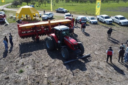 Jornada Dinámica a Campo en Larroque - E.Rios Maquinaria Agricolas - Presentación Sembradora Multiproposito Bertini 40.000