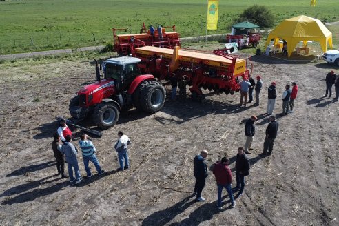 Jornada Dinámica a Campo en Larroque - E.Rios Maquinaria Agricolas - Presentación Sembradora Multiproposito Bertini 40.000