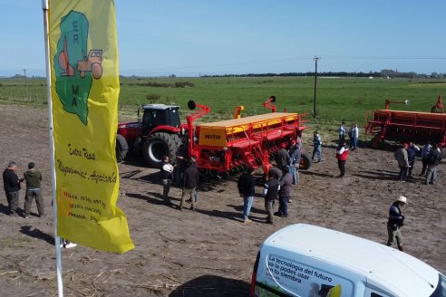 Jornada Dinámica a Campo en Larroque - E.Rios Maquinaria Agricolas - Presentación Sembradora Multiproposito Bertini 40.000