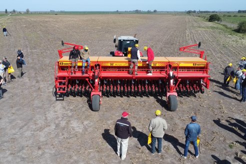 Jornada Dinámica a Campo en Larroque - E.Rios Maquinaria Agricolas - Presentación Sembradora Multiproposito Bertini 40.000