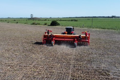 Jornada Dinámica a Campo en Larroque - E.Rios Maquinaria Agricolas - Presentación Sembradora Multiproposito Bertini 40.000