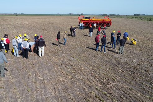 Jornada Dinámica a Campo en Larroque - E.Rios Maquinaria Agricolas - Presentación Sembradora Multiproposito Bertini 40.000