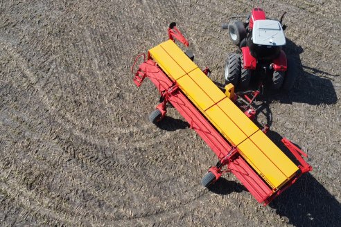 Jornada Dinámica a Campo en Larroque - E.Rios Maquinaria Agricolas - Presentación Sembradora Multiproposito Bertini 40.000