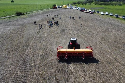 Jornada Dinámica a Campo en Larroque - E.Rios Maquinaria Agricolas - Presentación Sembradora Multiproposito Bertini 40.000