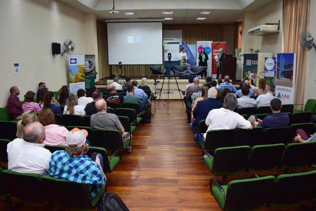 El encuentro se concretó en el auditorio de la Facultad de Ciencias Económicas.