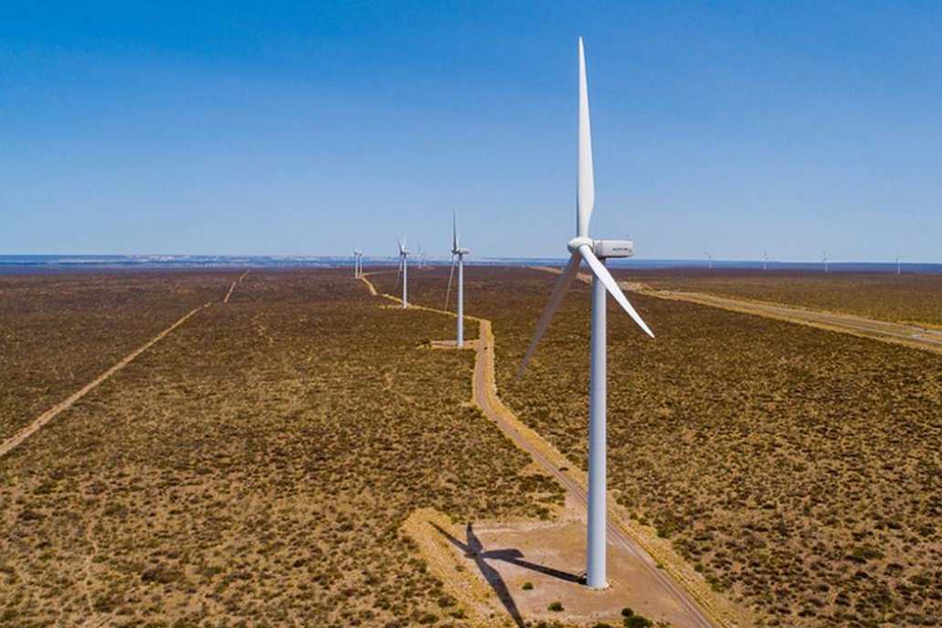 Baja el costo de la producción a escala o en paneles y aerogeneradores. Baja el costo de la producción a escala o en paneles y aerogeneradores.