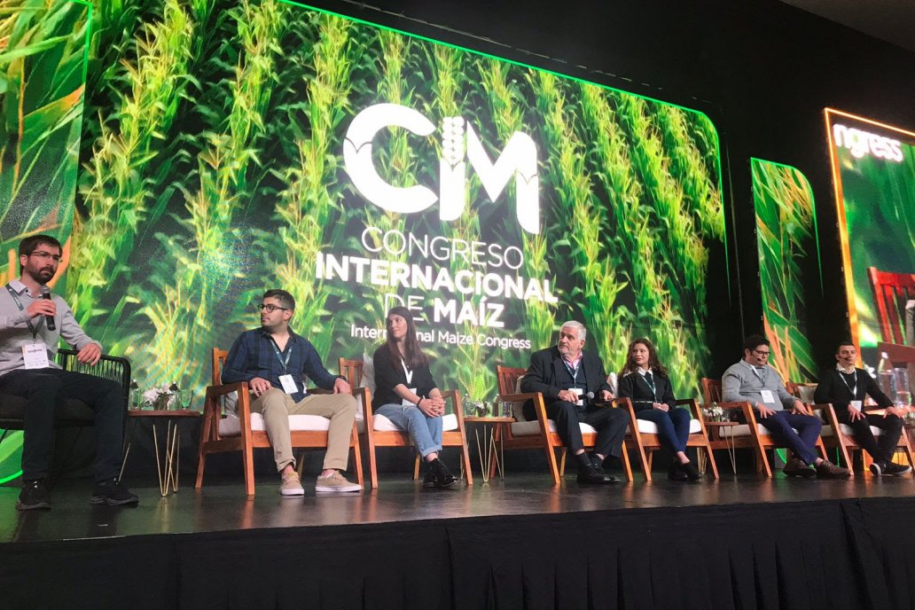 Los estudiantes se subieron al escenario y hablaron de sus proyectos. Los estudiantes se subieron al escenario y hablaron de sus proyectos.