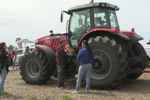 Técnología de ayer y de hoy: Dinámica de Maquinaria Agricola de la Sociedad Rural de Maria Grande