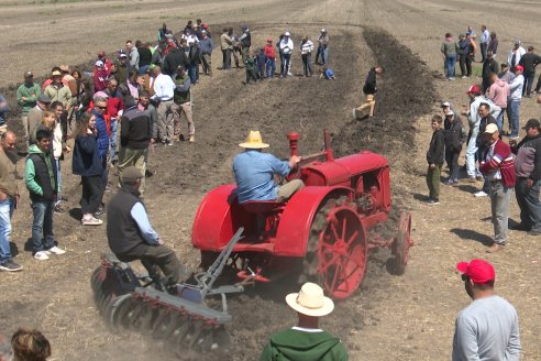 Técnología de ayer y de hoy: Dinámica de Maquinaria Agricola de la Sociedad Rural de Maria Grande