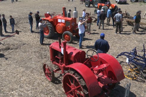 Técnología de ayer y de hoy: Dinámica de Maquinaria Agricola de la Sociedad Rural de Maria Grande