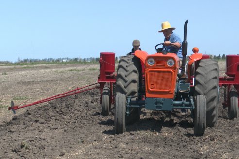 Técnología de ayer y de hoy: Dinámica de Maquinaria Agricola de la Sociedad Rural de Maria Grande