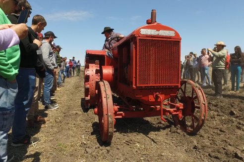 Técnología de ayer y de hoy: Dinámica de Maquinaria Agricola de la Sociedad Rural de Maria Grande