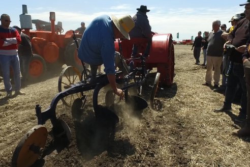 Técnología de ayer y de hoy: Dinámica de Maquinaria Agricola de la Sociedad Rural de Maria Grande