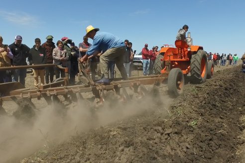 Técnología de ayer y de hoy: Dinámica de Maquinaria Agricola de la Sociedad Rural de Maria Grande