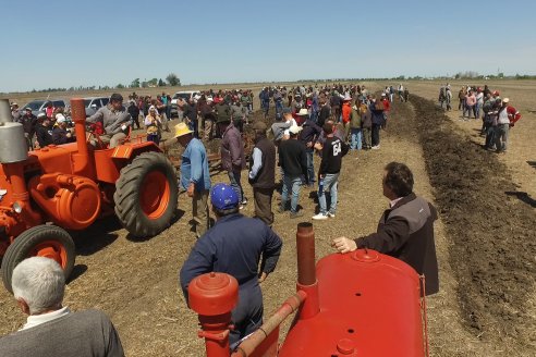 Técnología de ayer y de hoy: Dinámica de Maquinaria Agricola de la Sociedad Rural de Maria Grande