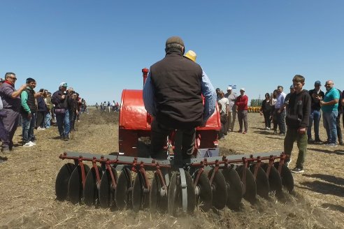 Técnología de ayer y de hoy: Dinámica de Maquinaria Agricola de la Sociedad Rural de Maria Grande