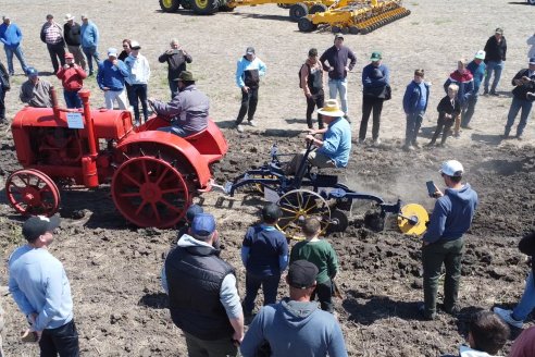 Técnología de ayer y de hoy: Dinámica de Maquinaria Agricola de la Sociedad Rural de Maria Grande