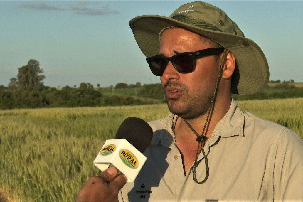 Emanuel Rodríguez Randa usa lo que pide Grigioni, ropa clara y sombrero.