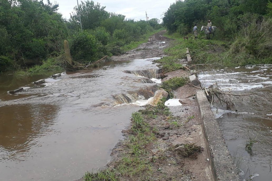 El tambero mostró en las redes el daño del temporal en su zona.