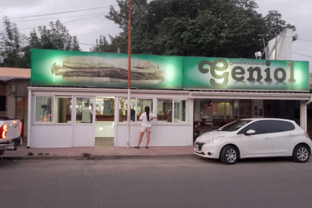 Fácil: queda en el ingreso a la ciudad cuando se entra desde Buenos Aires. Fácil: queda en el ingreso a la ciudad cuando se entra desde Buenos Aires.